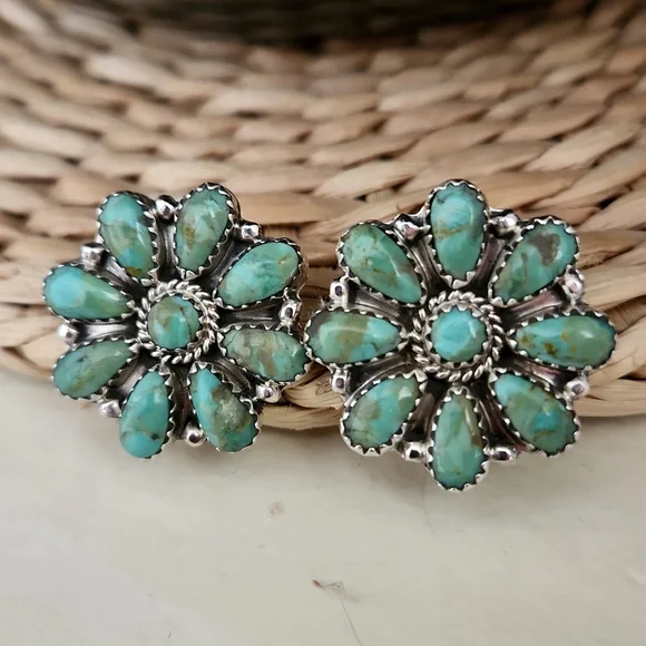 Stunning NWOT Native American Navajo Turquoise Flower Cluster Earrings 💙💚